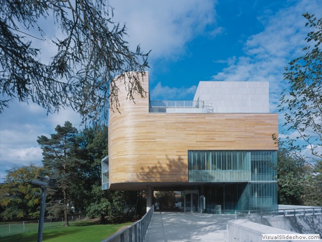 Glucksman_Gallery_Cork_03-704x550